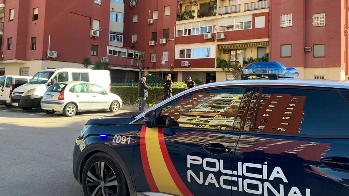 Detenido en Sevilla por retener a su pareja en casa durante diez días y no dejarle comer ni beber