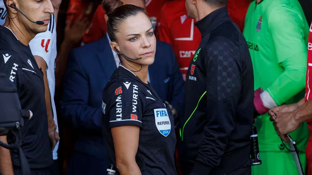 Marta Huerta hace historia y se convierte en la primera mujer que arbitra un partido de fútbol profesional masculino