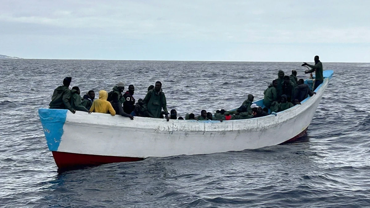 Rescatado un cayuco con 47 migrantes cerca de El Hierro tras cuatro días en alta mar