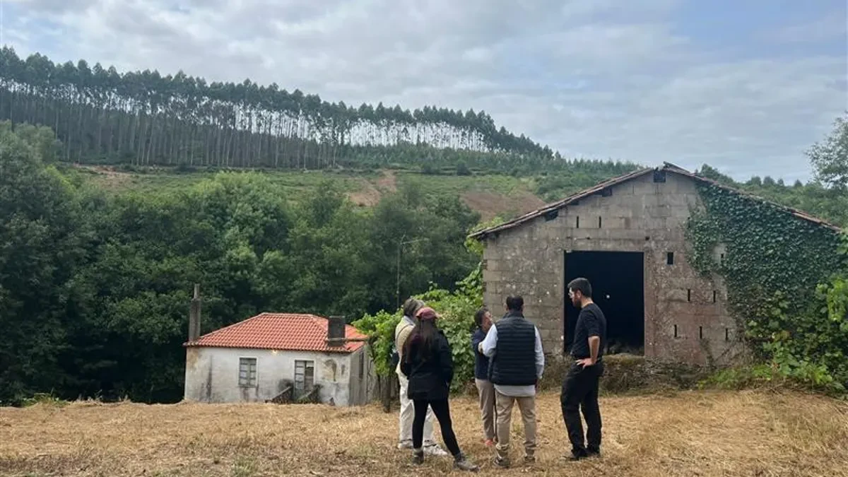 La gente joven compra aldeas abandonadas en Galicia: muchos hacen proyectos y otros compran para huir de la ciudad