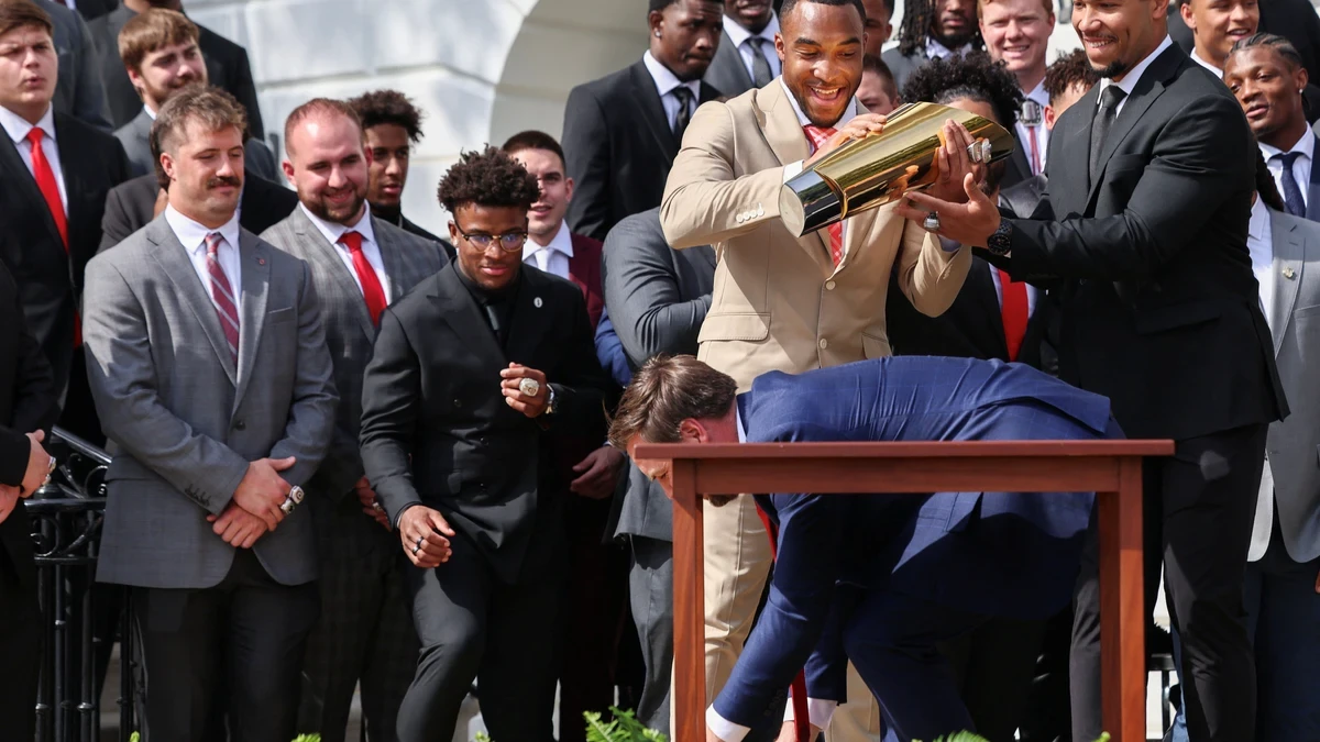 El vicepresidente JD Vance se carga el trofeo del campeonato de la NCAA