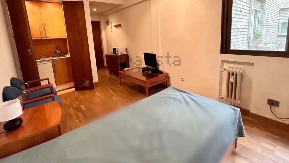 Vivir en 30 m2, pagando más de mil euros y cocinando en un microondas: las escandalosas ofertas de alquiler