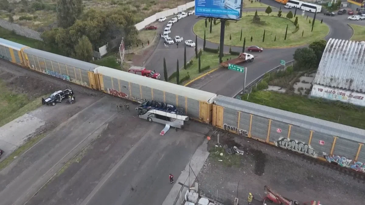 Un tren arrolla un autobús de dos pisos que cruza las vías en México dejando 10 muertos y decenas de heridos