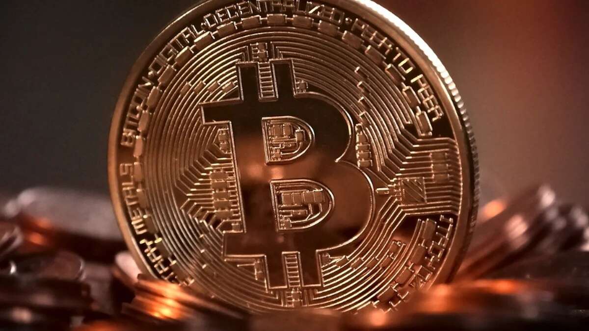 Un hombre dice adiós a 740 millones de euros en bitcoins tras 10 años buscando su disco duro en la basura