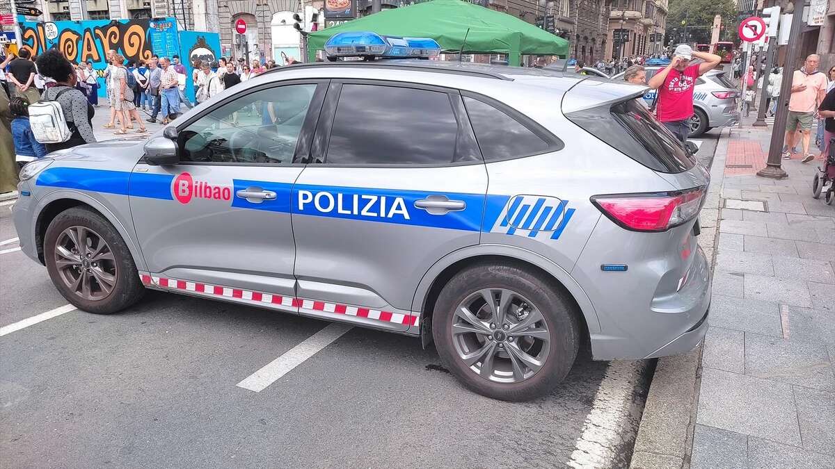 Un policía municipal ejerce tres años con una titulación falsa en el País Vasco