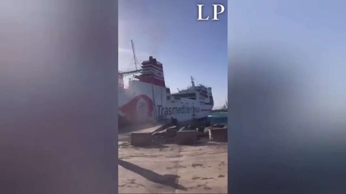 El fuerte viento provoca que un ferry se escore contra un dique en el puerto de Gran Canaria