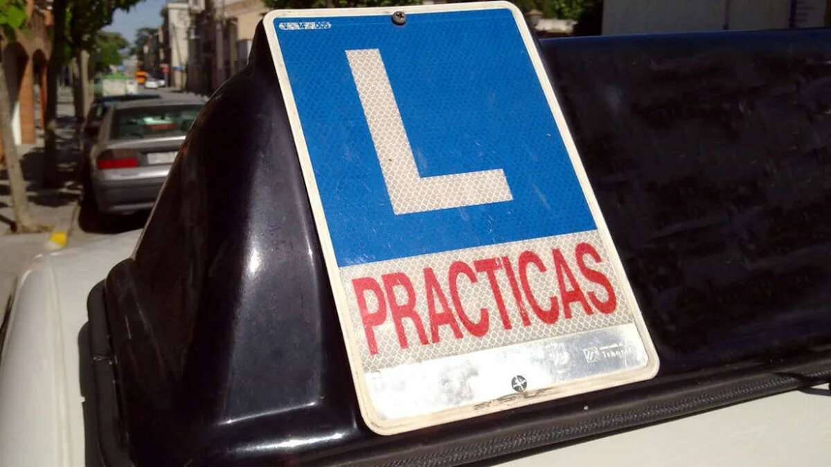 Largas colas para sacarse el carné de conducir por la falta de examinadores, según las autoescuelas