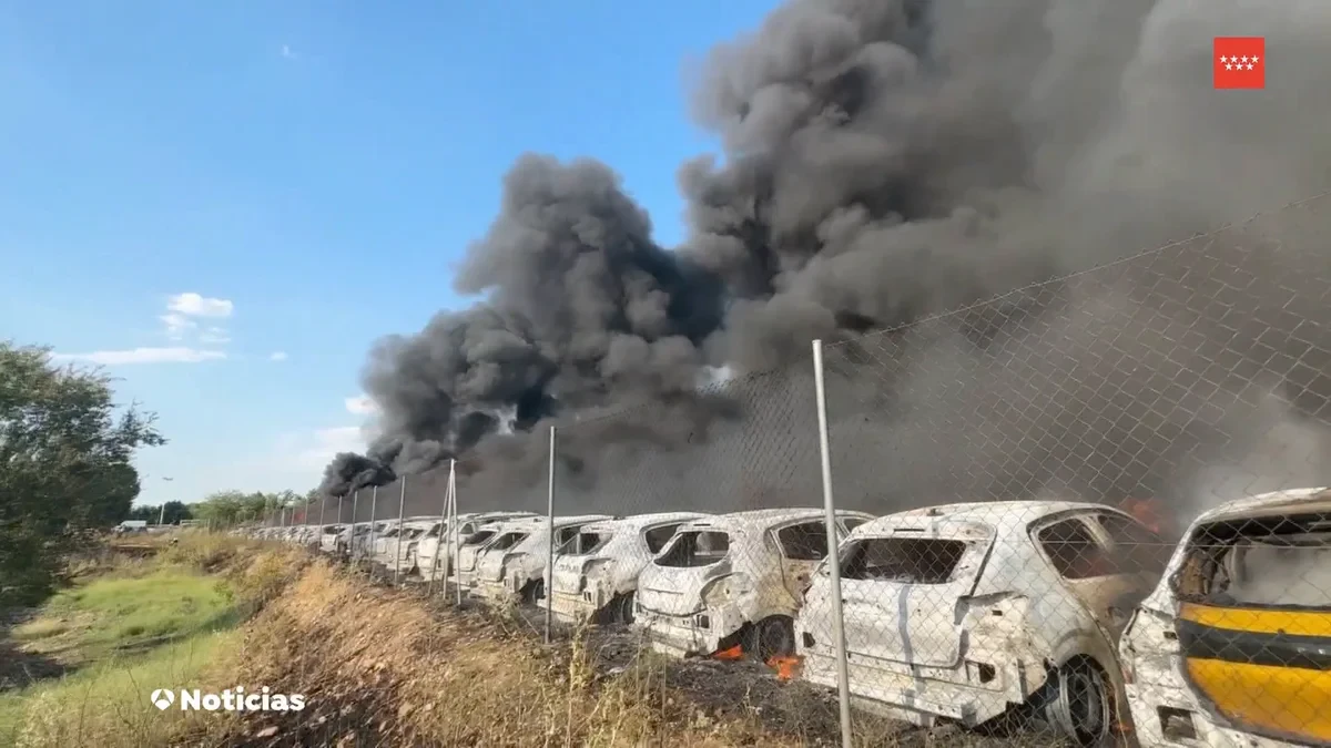 Controlado un incendio que ha afectado a 200 vehículos sin dejar heridos en Algete, Madrid