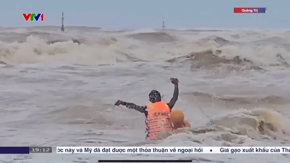 VÍDEO: El rescate in extremis de un pescador atrapado en el mar por el tifón Bualoi en Vietnam
