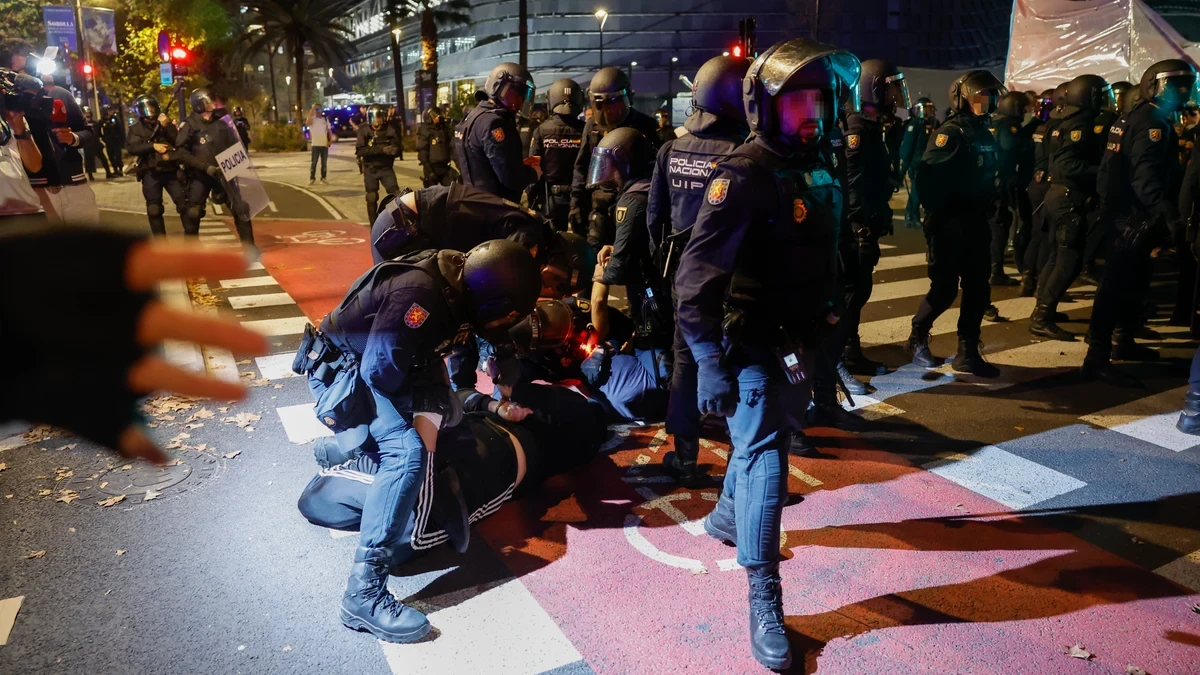Cinco detenidos y cuatro heridos en la protesta contra Israel frente al Roig Arena
