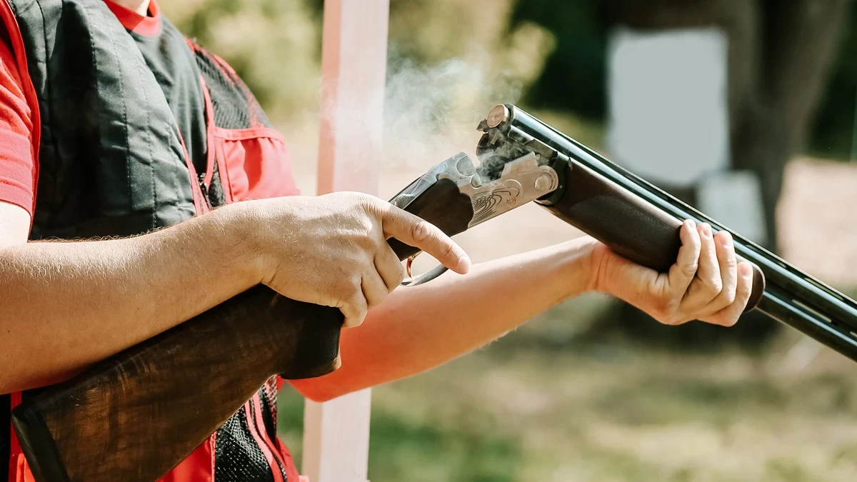 Un hombre mata a su hijo con una escopeta fabricada con tutoriales de YouTube e instala una bomba casera en su propio hogar