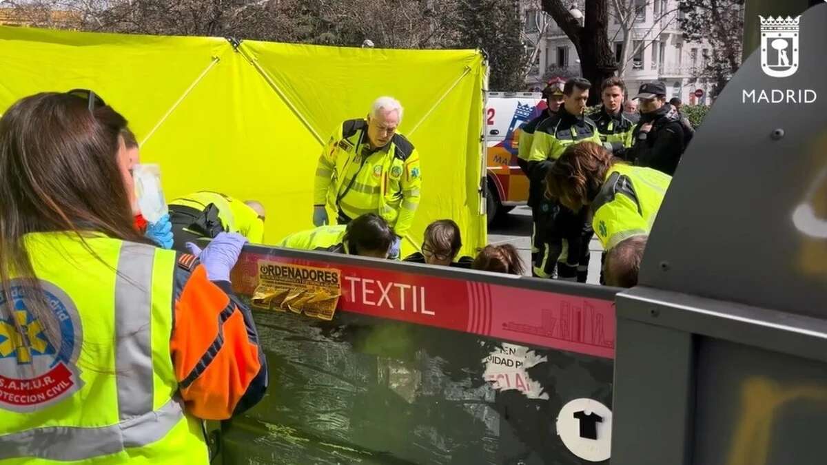 Muere un hombre dentro de un contenedor de ropa en Madrid tras sufrir una parada cardiorrespiratoria