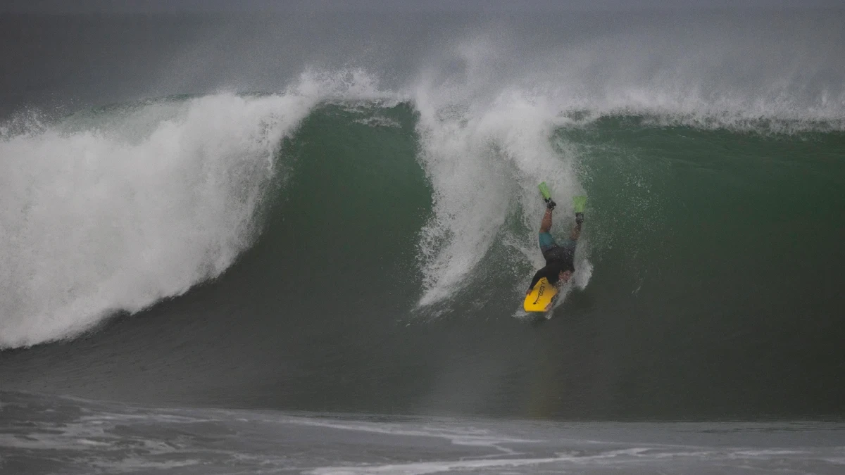 El huracán Erin mantiene en alerta a Carolina del Norte: marejada ciclónica y olas de hasta nueve metros