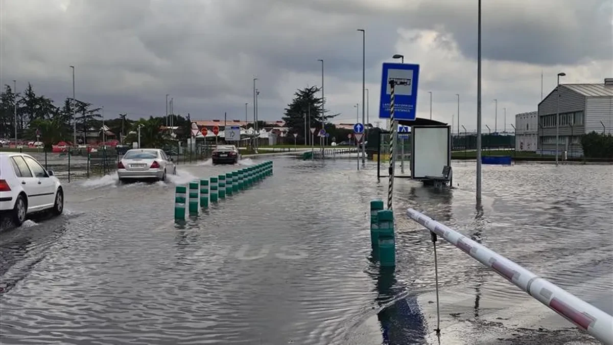 Una fuerte tromba de agua inunda Santander provocando numerosas incidencias