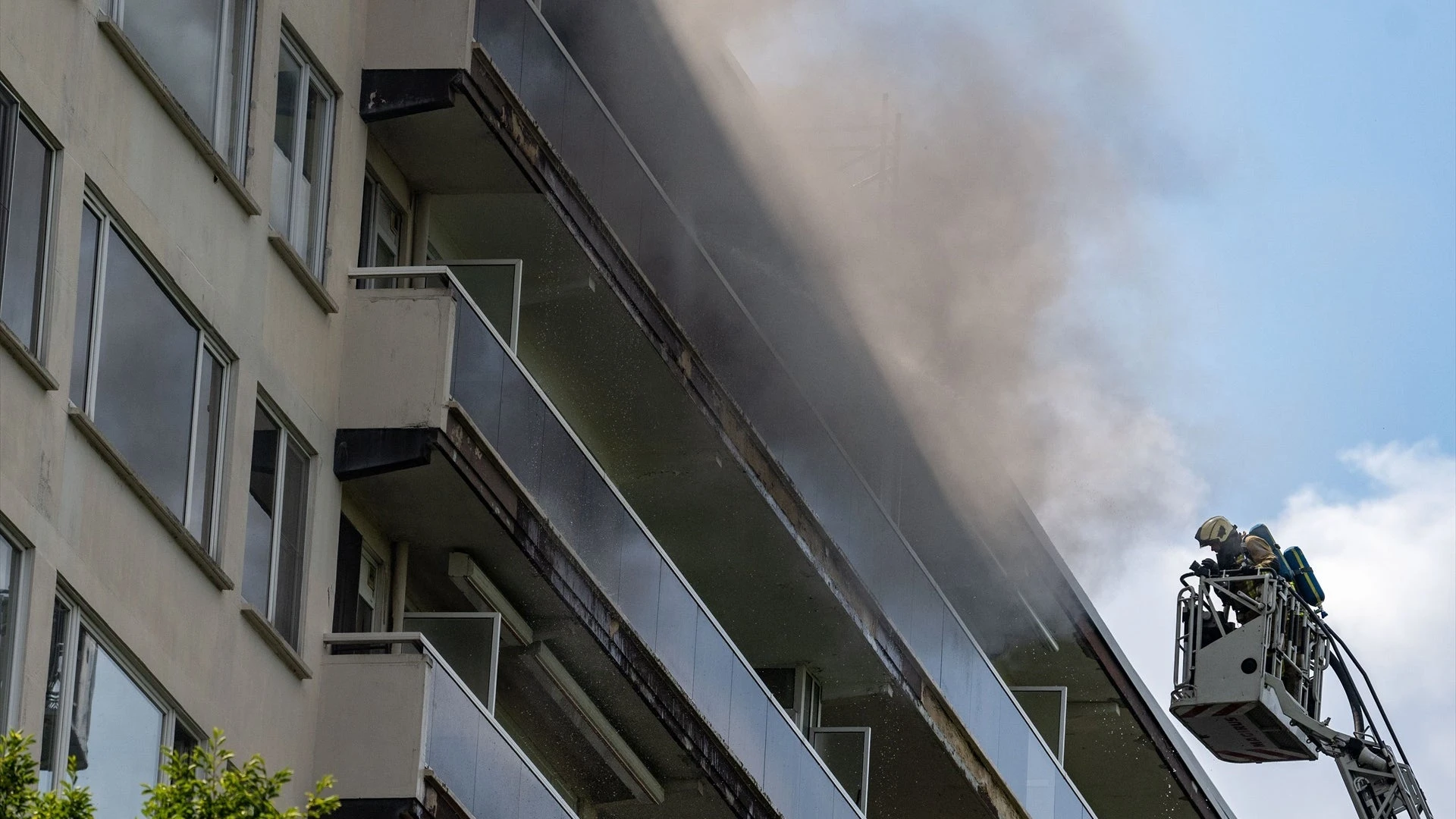 Al menos 6 muertos en el incendio de un edificio de 10 plantas en Amberes