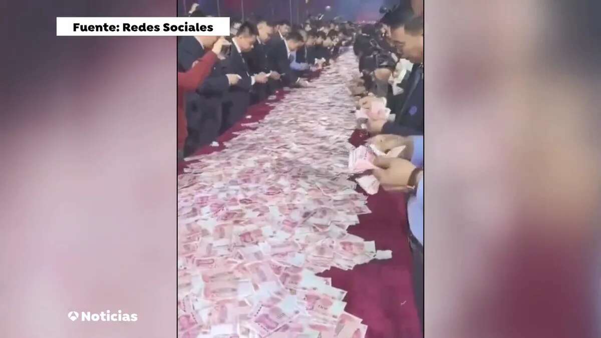 El reto viral de una empresa: coge todo el dinero que puedas contar en 15 minutos de un mesa llena de billetes