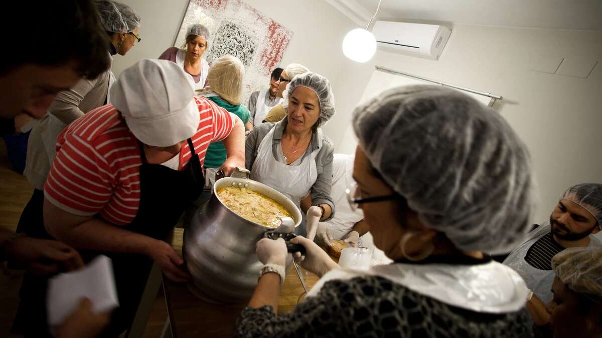 La Terrasseta, el comedor social de Barcelona que da trabajo a una decena de alcohólicos rehabilitados