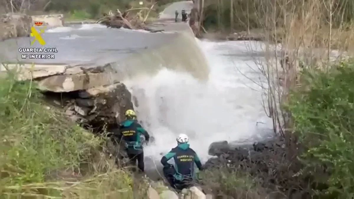 Buscan a un motorista que cayó al río Genal y fue arrastrado por la corriente