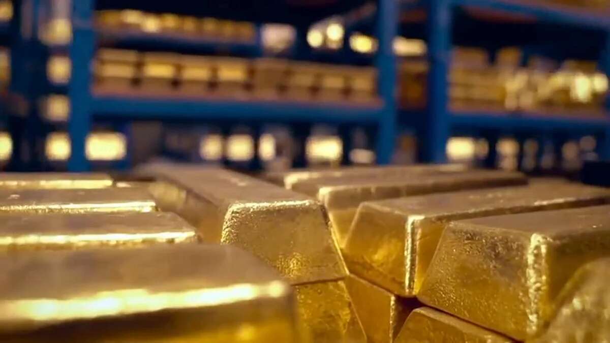 El precio del oro alcanza máximos históricos y roza los 3.000 dólares