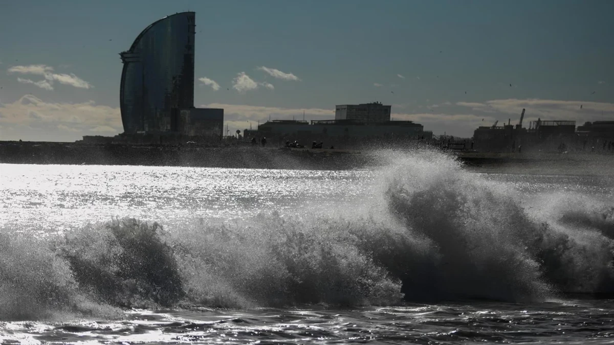Muere un joven de 23 años ahogado mientras se bañaba de madrugada en la playa de la Barceloneta de Barcelona