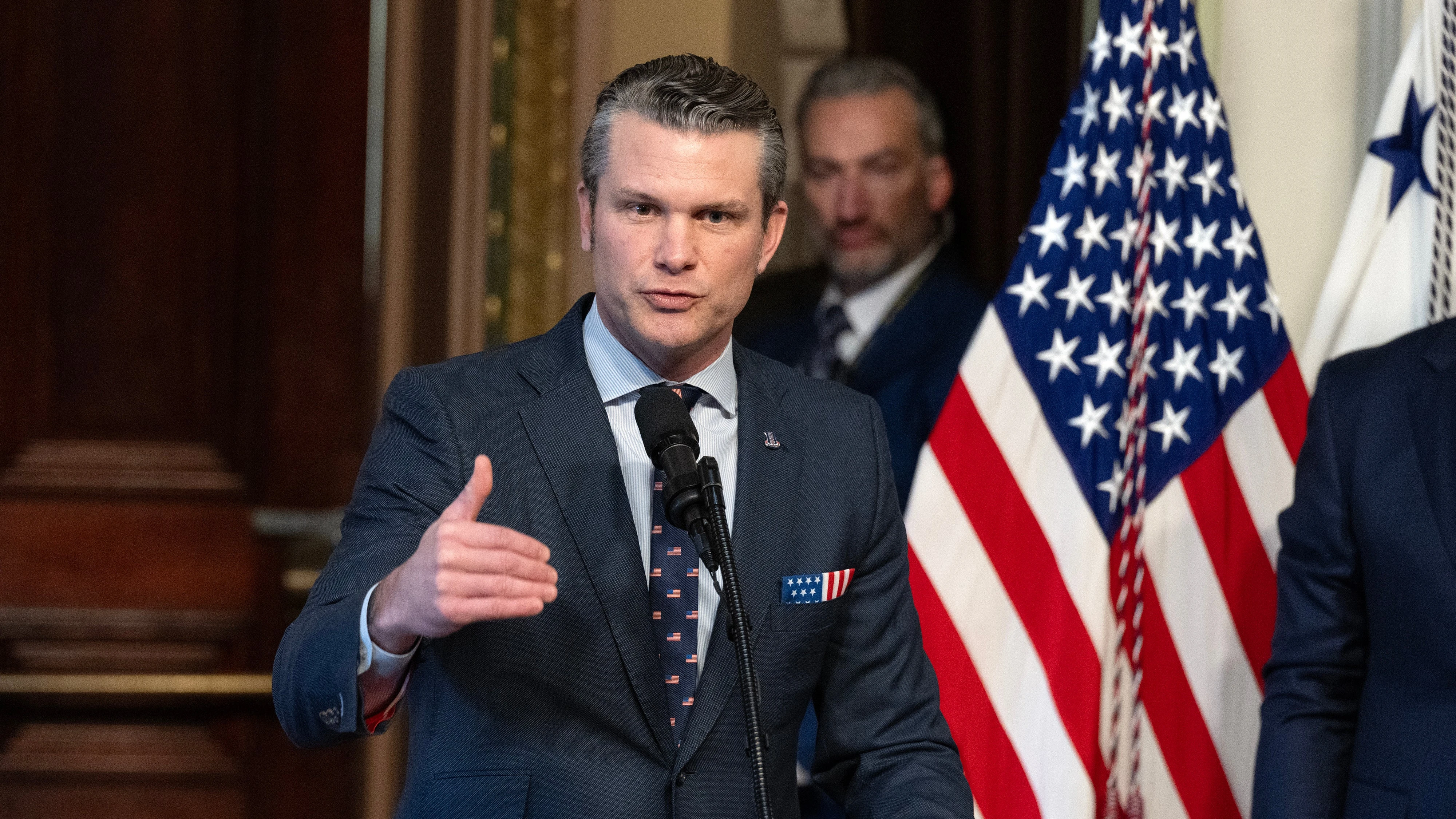Estados Unidos suaviza el tono con China y presiona a la OTAN en el principal foro de defensa de Asia