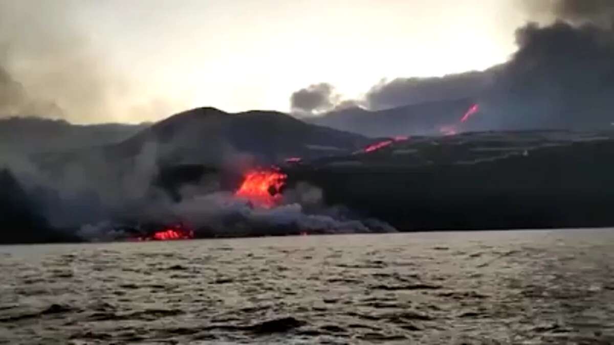 Ya es posible navegar, detenerse y fondear junto a los deltas lávicos formados por el volcán de La Palma