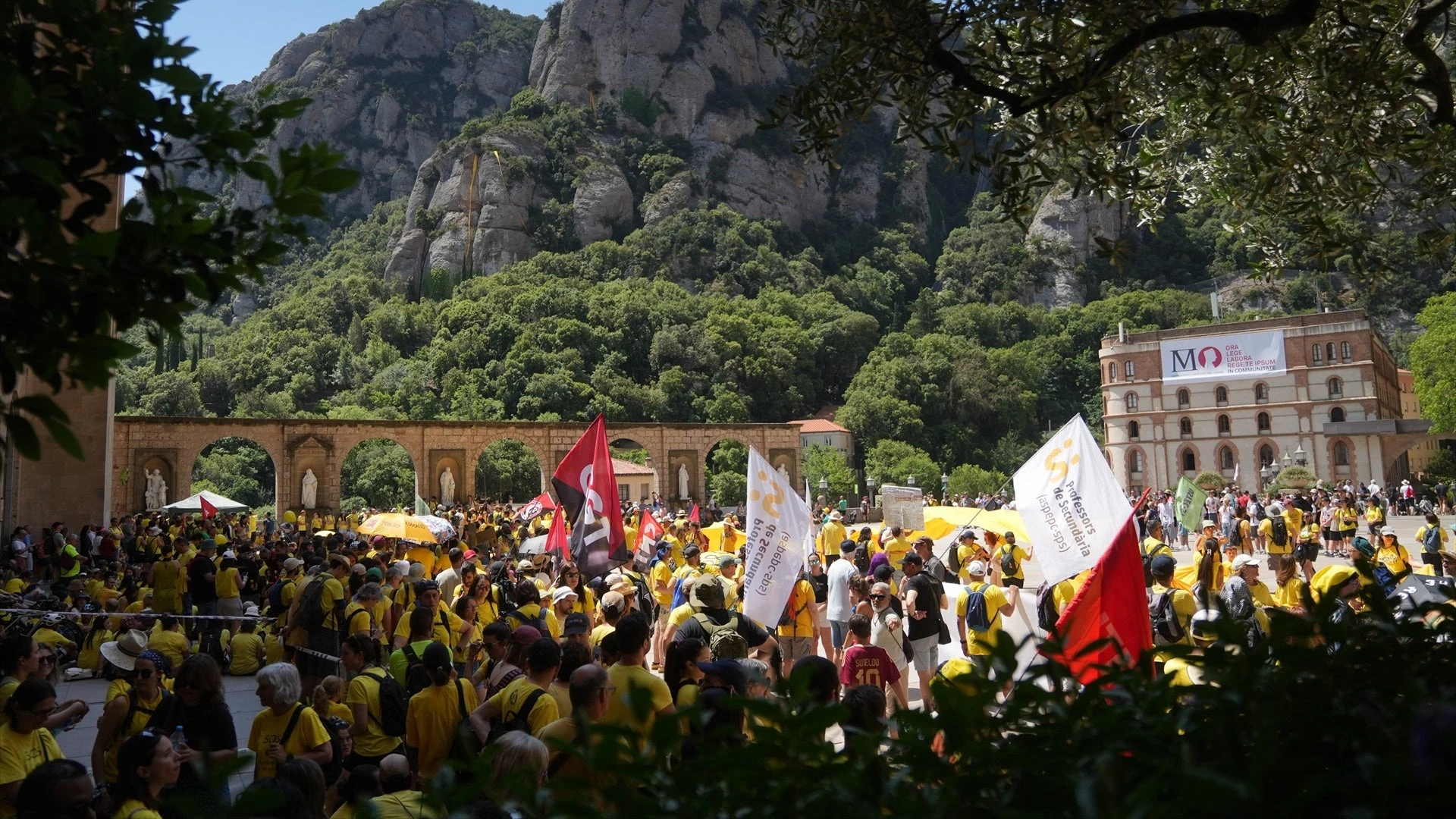 Centenares de docentes catalanes bloquean el acceso a la Abadía de Montserrat en un nuevo día de huelgas