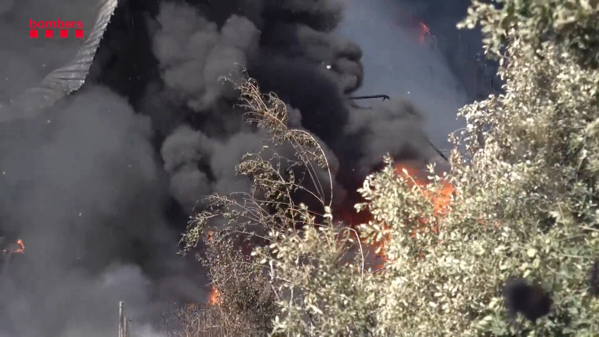 Incendio en Òrrius: Estabilizado el fuego de la vegetación, aunque sigue el fuego en la fábrica
