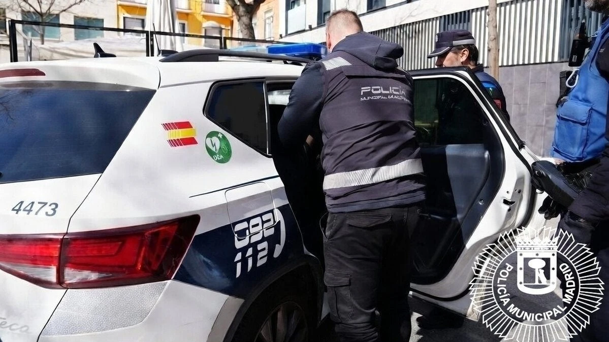Detenido por abusar sexualmente de su hijastra de 13 años durante meses mientras la madre estaba trabajando