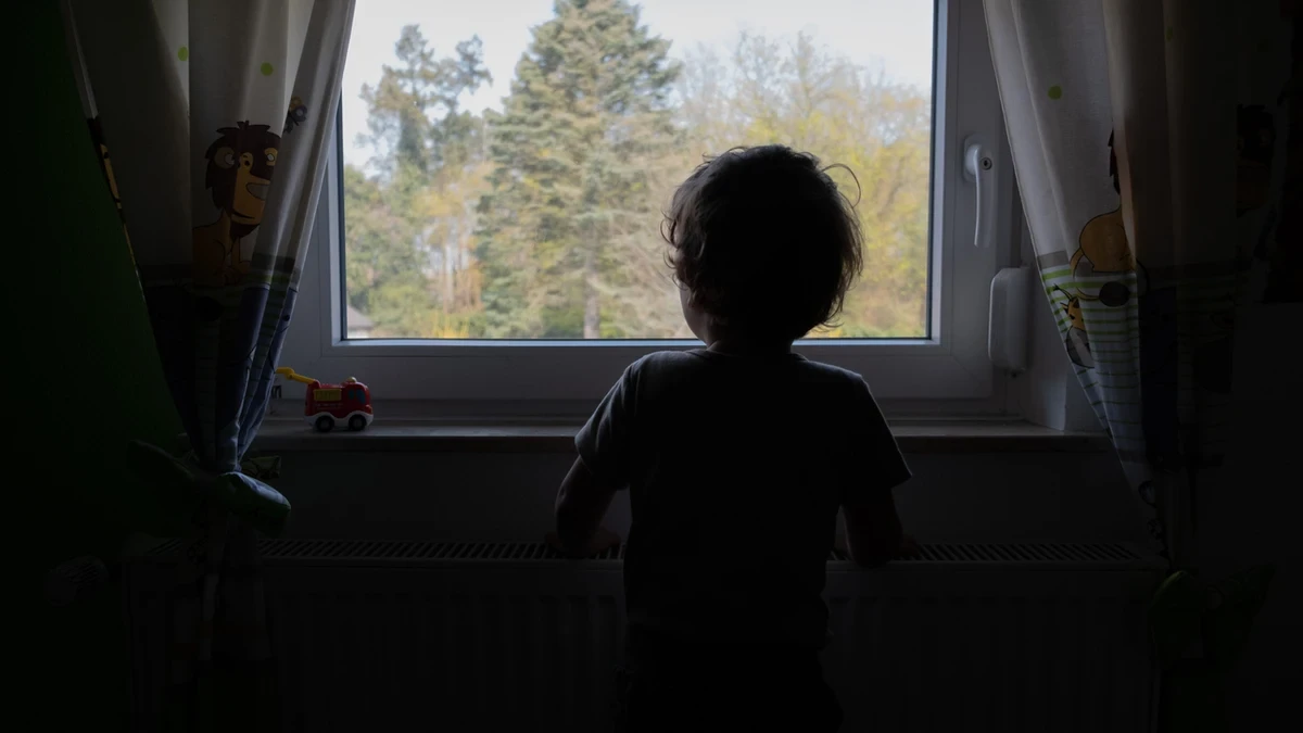 Oyen a tres niños llorando en el balcón y al entrar en la casa les hallan solos y rodeados de suciedad y alcohol
