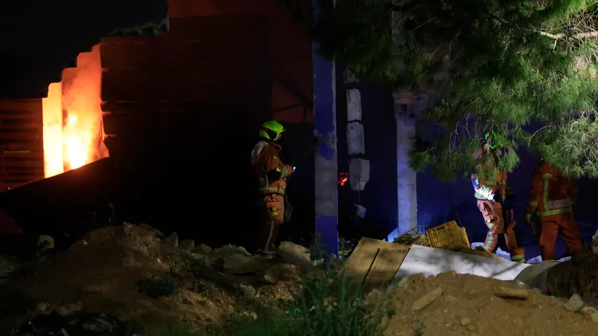 Un gran incendio en una nave destruida por la Dana en Torrent obliga a los vecinos a confinarse en sus casas