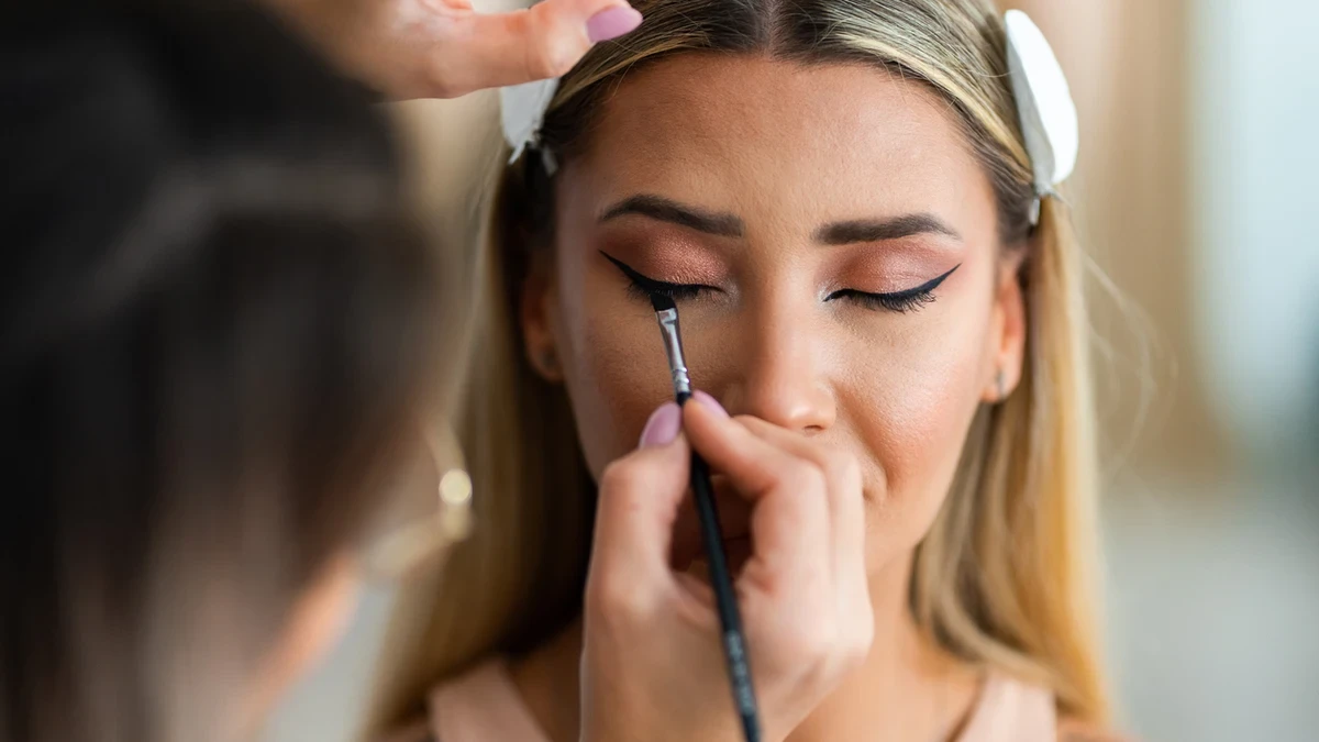 Así ha quedado el rostro de una mujer que asegura llevar 22 años sin desmaquillarse