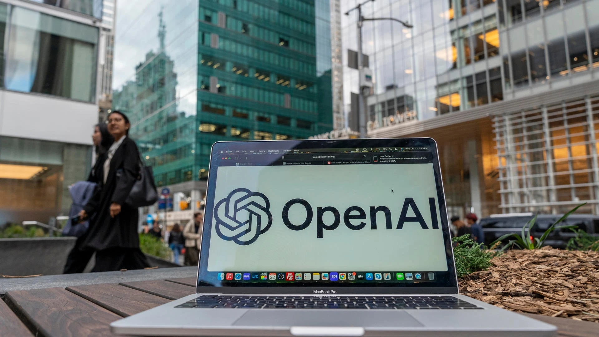 OpenAI reconoce que dos modelos de IA salen de internet y jaquean a una empresa