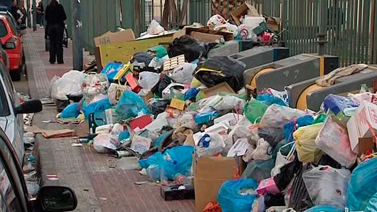 Reus multará con 500 euros a quienes dejen basura fuera de los contenedores