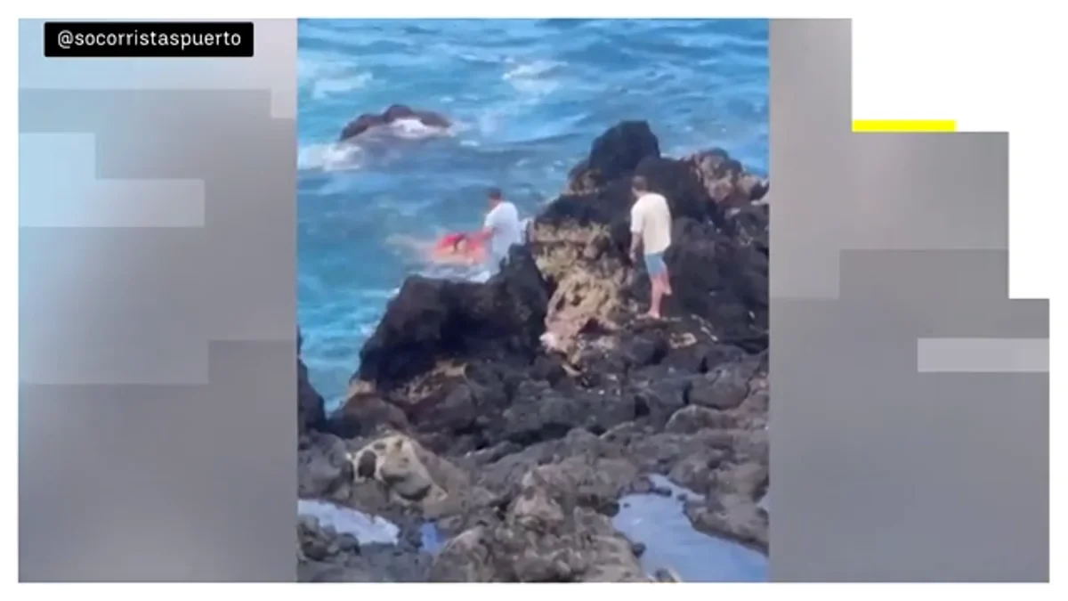 Tres bañistas, arrastrados por un golpe de mar en Tenerife con bandera roja en la orilla