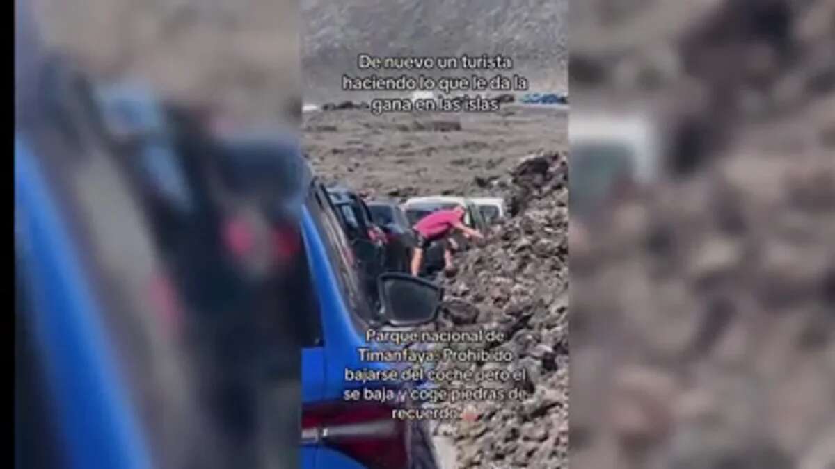 Atentado ecológico en el Parque Nacional de Timanfaya: un turista recoge piedras