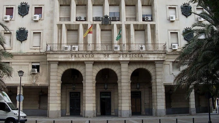 Una enfermera de Sevilla, a juicio por consultar 80 veces el historial médico de la expareja de su marido