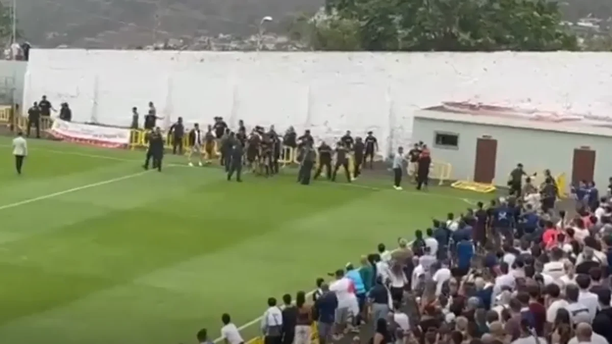 Lamentables imágenes en el derbi canario con vallazos, insultos y tensión antes del Trofeo Teide