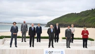 Байден - репортерам на фотосесії перед самітом G7: Усі в воду!