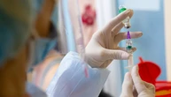Пізніше введення другої дози COVID-вакцини може зменшити смертність