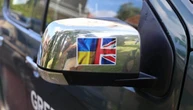 Британські фермери передали українським захисникам 20 позашляховиків, генератори та медзасоби