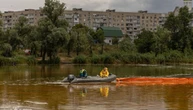 У Києві досі ліквідовують забруднення нафтопродуктами озера Кирилівське після масованої атаки РФ 2 липня