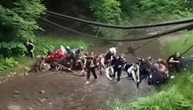 На Буковині обвалився міст із 30 дітьми, шестеро з них у лікарні
