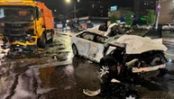 У Києві авто виїхало на зустрічну смугу та зіштовхнулось із вантажівкою, є постраждалий