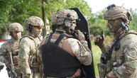 В Ужгороді поліція затримала озброєного чоловіка, який погрожував жінці та малолітній дитині