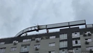 Росіяни влучили дроном по багатоповерхівці у Харкові