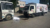 На Закарпатті вантажівка в’їхала у людей, які виходили з автобуса, є загиблі й постраждалі