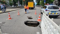 У центрі Києва ускладнений рух транспорту через провалля дороги у двох місцях