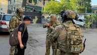 Били, залякували та незаконно утримували людей: ДБР викрило групу працівників ТЦК на Одещині
