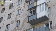 У Херсоні показали наслідки обстрілу росіянами житлових кварталів Корабельного району